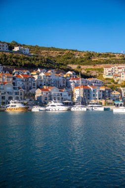 Lustica Körfezi, Karadağ - 1 Ekim 2021: Karadağ 'ın Lustica Körfezi' nde mimarlık ve lüks yatlar