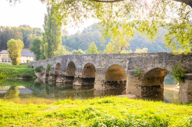  Hırvatistan 'ın Karlovac ilçesindeki Dobra Nehri üzerindeki eski taş köprü 