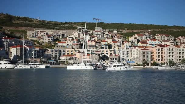 Zatoka Lustica, Czarnogóra - 1 października 2021: Architektura i luksusowe jachty w zatoce Lustica, Czarnogóra — Wideo stockowe
