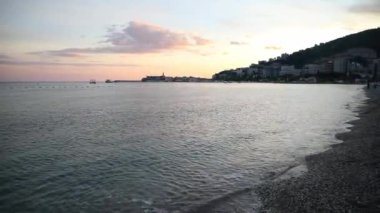 Karadağ 'da güneş doğarken Budva Riviera sahillerinden biri.