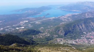 Karadağ 'daki Kotor Körfezi üzerindeki hava manzarası