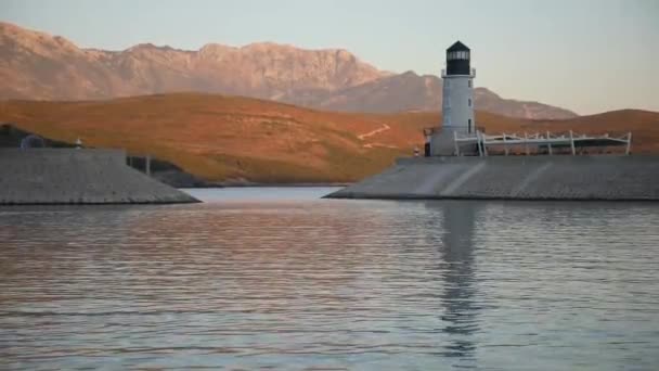 2021年10月1日：黑山卢斯狄加湾（Lustica Bay）有餐厅的灯塔 — 图库视频影像
