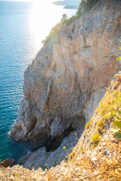 Vista dall'alto della scogliera rocciosa vicino al Forte Mogren a Budva, circondato dal meraviglioso mare Adriatico turchese — Foto Stock