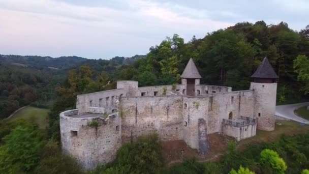 Повітряний вид руїн старовинної середньовічної франкопської фортеці Новіґрад і краєвидів Хорватії. — стокове відео