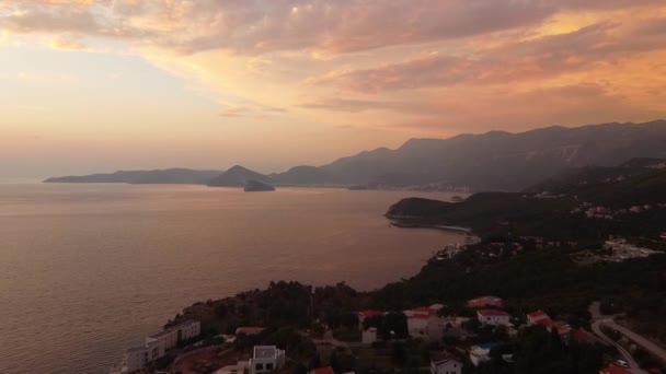 Pôr do sol sobre o mar Adriático em Montenegro. Últimos minutos de pôr do sol — Vídeo de Stock
