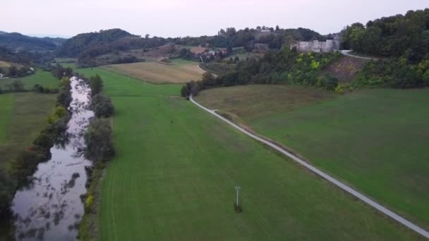 クロアチアの古い中世のフランコパン要塞Novigradと田舎の風景の遺跡の空中ビュー — ストック動画