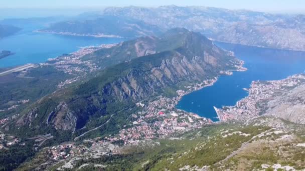 Widok z lotu ptaka na zatokę Kotor w Czarnogórze — Wideo stockowe