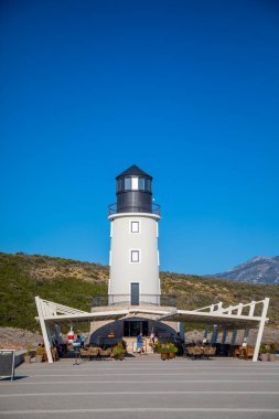 Lustica Körfezi, Karadağ - 1 Ekim 2021: Karadağ 'daki Lustica Körfezi' nde restoranı olan deniz feneri