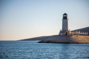 Lustica Körfezi, Karadağ - 1 Ekim 2021: Karadağ 'ın Lustica Körfezi' nde gün batımında restoranlı deniz feneri 