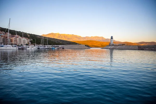 Bucht von Lustica, Montenegro - 1. Oktober 2021: Leuchtturm mit Restaurant in der Bucht von Lustica in Montenegro bei Sonnenuntergang — Stockfoto