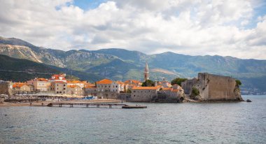 Budva, Karadağ - 18 Eylül 2021: Eski Budva kentinin manzarası. Karadağ 'ın Budva kentinin antik duvarları ve kiremitli çatısı