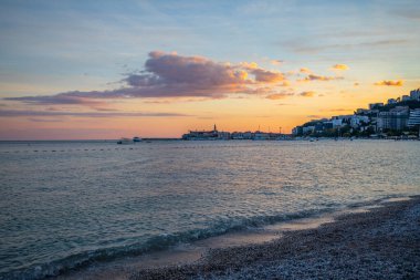 Karadağ 'da güneş doğarken Budva Riviera sahillerinden biri.
