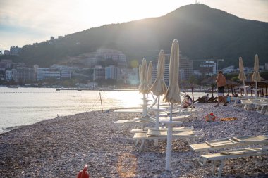 Karadağ 'da güneş doğarken Budva Riviera sahillerinden biri.
