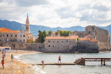 Budva, Karadağ - 18 Eylül 2021: Eski Budva kentinin manzarası. Karadağ 'ın Budva kentinin antik duvarları ve kiremitli çatısı