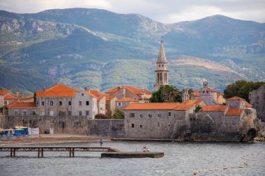 Budva, Karadağ - 18 Eylül 2021: Eski Budva kentinin manzarası. Karadağ 'ın Budva kentinin antik duvarları ve kiremitli çatısı
