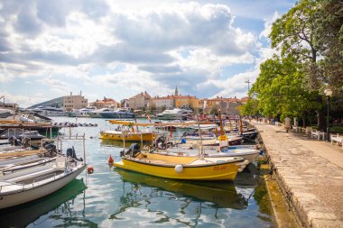 Karadağ, Budva - 20 Eylül 2021: Karadağ 'ın Budva kıyısındaki eski kente bakan yat ve tekneler için liman