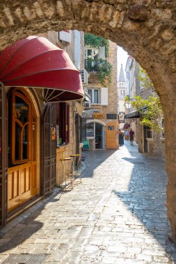 Budva, Karadağ - 17 Eylül 2021: Karadağ 'ın Eski Budva kentindeki Ortaçağ Caddesi