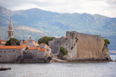 Budva, Karadağ - 18 Eylül 2021: Eski Budva kentinin manzarası. Karadağ 'ın Budva kentinin antik duvarları ve kiremitli çatısı