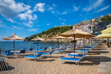 Budva, Karadağ - 18 Eylül 2021: Eski Budva plajı. Karadağ 'ın Budva kentinin antik duvarları ve kiremitli çatısı