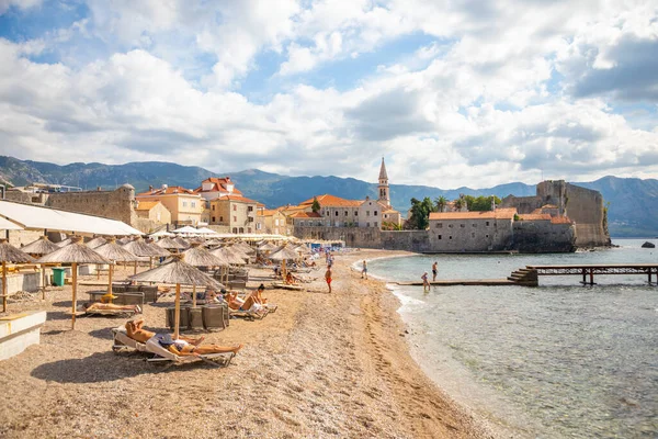 Budva, Montenegro - 18 de setembro de 2021: Praia da cidade velha Budva. Antigas muralhas e telhado de azulejos da cidade velha Budva, Montenegro — Fotografia de Stock