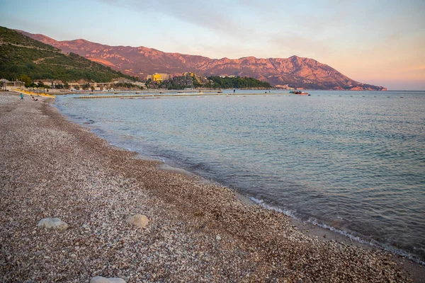 Una de las playas de la Riviera de Budva al amanecer en Montenegro. — Foto de Stock
