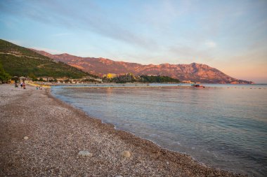 Karadağ 'da güneş doğarken Budva Riviera sahillerinden biri.