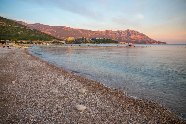 A Budva Riviéra egyik strandja napkeltekor Montenegróban. — Stock Fotó