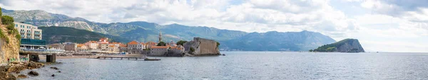 Budva, Montenegro - September 18, 2021: Landscape of old town Budva. Ancient walls and tiled roof of old town Budva, Montenegro — Stock Photo, Image