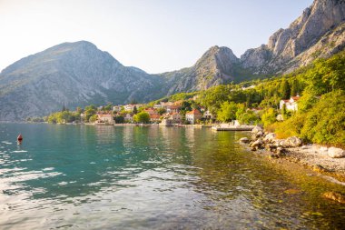 Karadağ 'ın dağlık kesiminde balıkçı köyü
