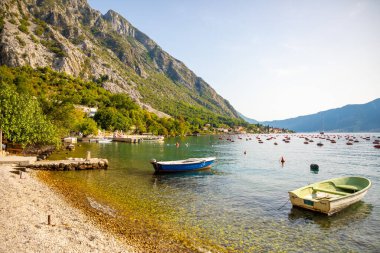 Karadağ 'ın Kotor Körfezi' ndeki bir istiridye çiftliğinde balıkçı teknesi