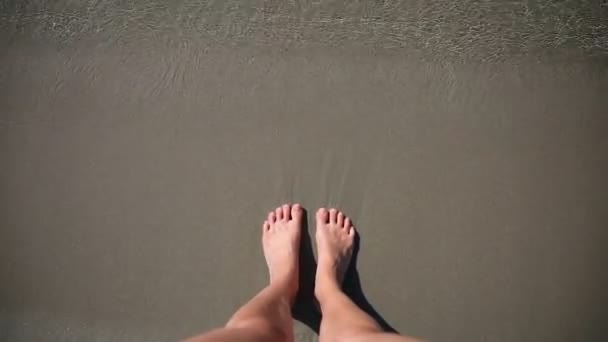 Selfie vrouw voeten op beige zand zomer strand achtergrond. Vakantie vakanties concept. — Stockvideo