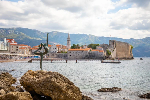 Budva, Montenegro - 18 de setembro de 2021: Estátua de um dançarino no fundo da cidade velha Budva, Montenegro — Fotografia de Stock