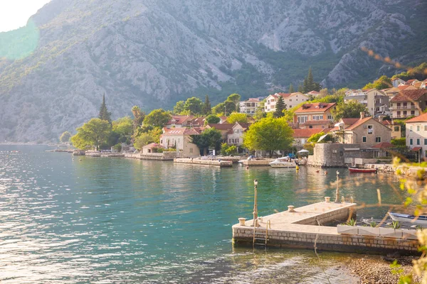 Vissersdorp op bergachtige achtergrond in Montenegro — Stockfoto