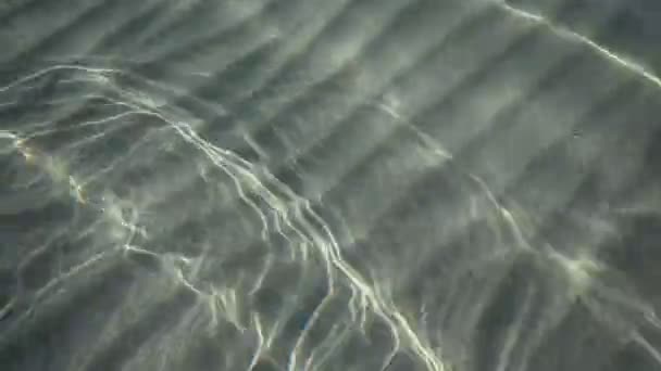 Rippel på ytan av sand havsbotten, klart och lugnt blått havsvatten, fiskar i vatten, natur struktur — Stockvideo
