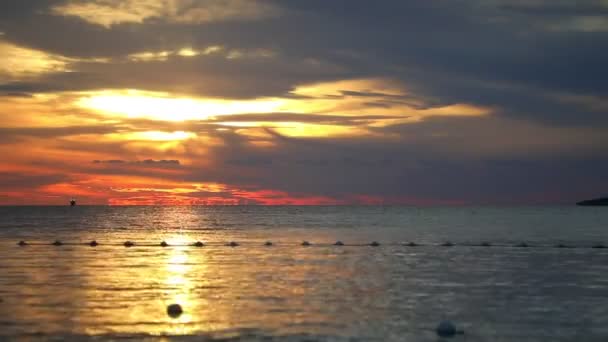 Puesta de sol sobre el mar Adriático en Montenegro. Últimos minutos de puesta del sol — Vídeo de stock