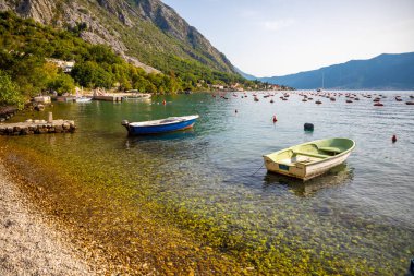 Karadağ 'ın Kotor Körfezi' ndeki bir istiridye çiftliğinde balıkçı teknesi