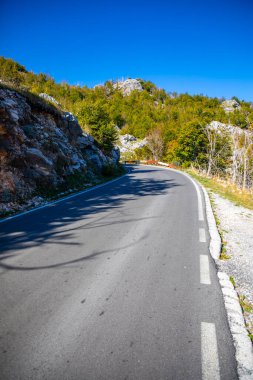 Lovcen Ulusal Parkı 'ndaki dağ yolunda. Karadağ 'ın Doğası