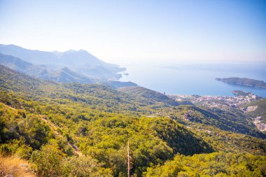Karadağ 'da yaz Budva Riviera kıyı şeridi manzarası. Dağ yolunun tepesinden bak.