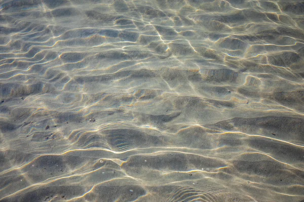 砂の海の底の表面に波紋,澄んだ穏やかな青い海の水,水の中の魚,自然のテクスチャ — ストック写真