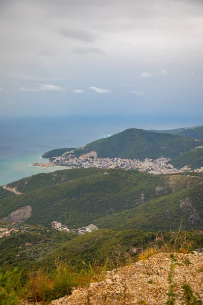 Karadağ 'da yaz Budva Riviera kıyı şeridi manzarası. Dağ yolunun tepesinden bak.