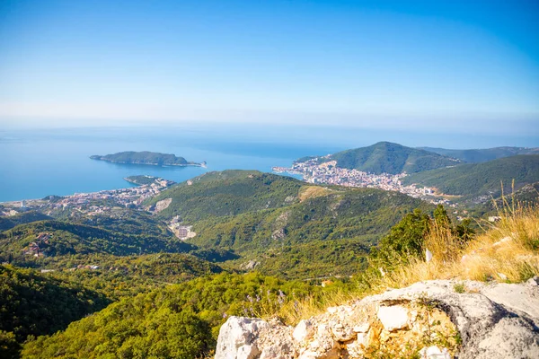Karadağ 'da yaz Budva Riviera kıyı şeridi manzarası. Dağ yolunun tepesinden bak.