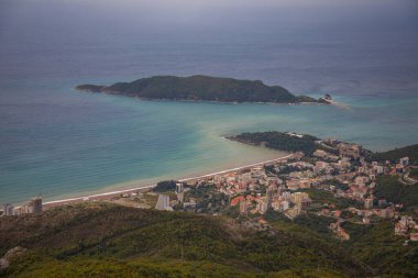 Karadağ 'da yaz Budva Riviera kıyı şeridi manzarası. Dağ yolunun tepesinden bak.