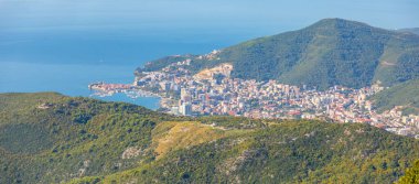 Karadağ 'daki Budva Kasabası' nın havadan görünüşü. Adriyatik kıyıları ve yeşil dağların manzarası