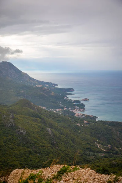 Verano Budva costa riviera paisaje panorámico en Montenegro. Vista desde la cima de la carretera de montaña. — Foto de Stock