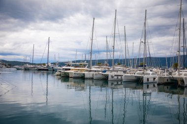 Tivat, Karadağ - 10 Ekim 2021: Karadağ 'ın Tivat kentindeki Porto Karadağ marinasında lüks yatların görüntüsü