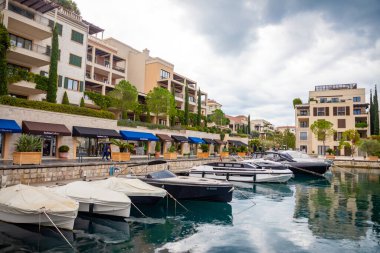 Tivat, Karadağ - 10 Ekim 2021: Karadağ 'ın Tivat kenti yakınlarındaki Porto Karadağ marinasında mimarlık ve lüks yatlar