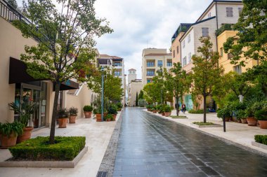 Tivat, Karadağ - 10 Ekim 2021: Karadağ 'ın Tivat kenti yakınlarındaki Porto Karadağ marinasında mimarlık ve lüks yatlar