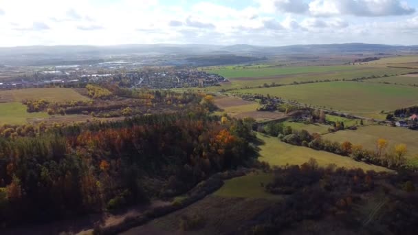 Vista aérea del paisaje rural cerca del castillo Tocnik en otoño, República Checa — Vídeos de Stock