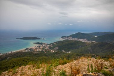 Karadağ 'da yaz Budva Riviera kıyı şeridi manzarası. Dağ yolunun tepesinden bak.