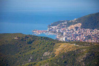 Karadağ 'daki Budva Kasabası' nın havadan görünüşü. Adriyatik kıyıları ve yeşil dağların manzarası